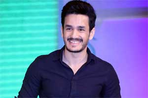 akhil,vv vinayak,akhil movie title missile,naga chaitanya,nithin,guests  అఖిల్ కోసం అనుకోని అతిథులు!